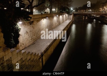 Seineufer bei Nacht, Paris, Frankreich Stockfoto