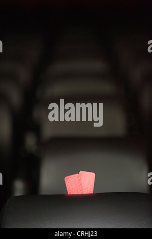 Kinokarten und leere Plätze im Kino Stockfoto