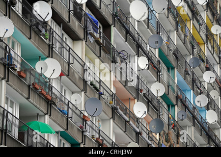 Satellitenschüsseln an einem Block von Wohnungen, Deutschland, Berlin Stockfoto