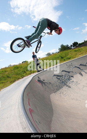 BMX-Fahrer in urban Skate Park Schüssel, Eaton Park, Norwich, Norfolk, england Stockfoto