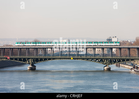 Paris u-Bahn Kreuzung Pont de Bir-Hakeim, Paris, Frankreich Stockfoto