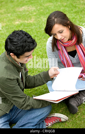 College oder einer Universität Studenten im freien Stockfoto