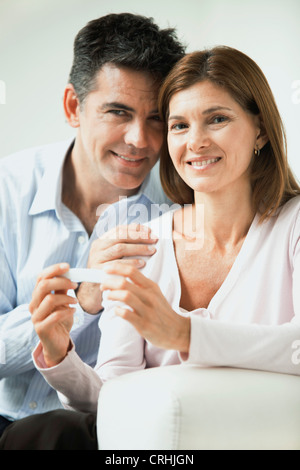 Paar, Lächeln, Frau, Schwangerschaftstest Stockfoto