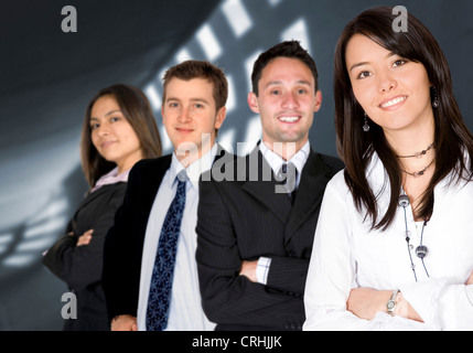 junge Geschäftsleute, die in einer Reihe mit einer Frau an der Spitze Stockfoto