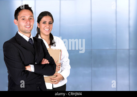 junge Geschäftsleute lächelnd souverän mit verschränkten Armen Stockfoto