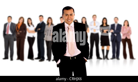 Jungunternehmer im schwarzen Anzug, stand vor seinem Team, mit den Händen in den Hosentaschen, Lächeln Stockfoto