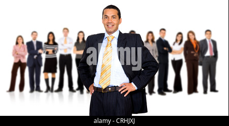 Jungunternehmer im schwarzen Anzug, stand vor seinem Team, mit den Händen auf den Hüften, Lächeln Stockfoto