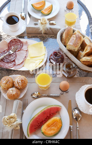 Tisch gelegt mit Frühstück Stockfoto