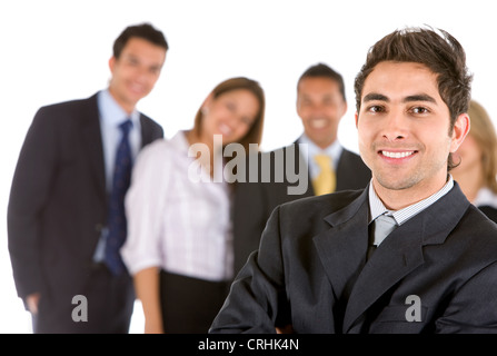 lächelnde Jungunternehmer steht vor seinem team Stockfoto