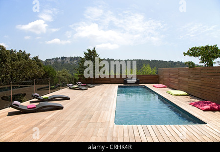 Liegestühlen und Pool auf modernen deck Stockfoto