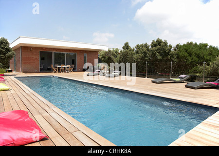 Liegestühlen und Pool auf modernen deck Stockfoto