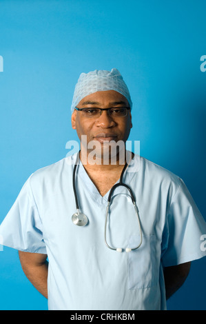 Ein männlicher Chirurg stehend mit einem Stethoskop um den Hals Stockfoto