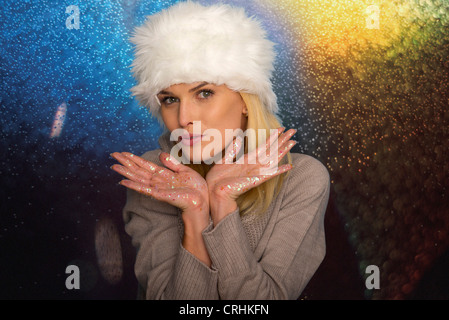 Frau mit Glitzer Konfetti auf Händen, Porträt Stockfoto
