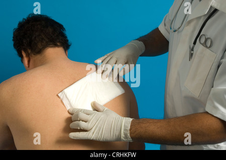 Eine Krankenschwester Kleider wieder Wunde des Patienten. Stockfoto