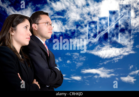 Unternehmer auf der Suche nach finanziellen Erfolg auf ein Business-Grafik zeigt ein großes Wachstum in den Wolken Stockfoto