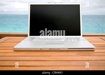 Laptop-Computer im Freien auf einem Tisch mit den Himmel im Hintergrund Stockfoto