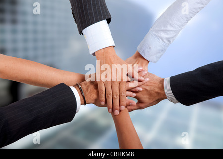 Geschäftsleute, die an Hand auf Seite Stockfoto