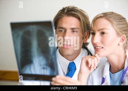 Ärzte, die Überprüfung einer Brust Xray im Krankenhaus Stockfoto