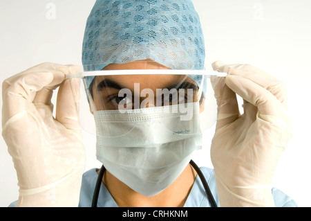 Nahaufnahme des Gesichts eines Chirurgen eine chirurgische Visier, Hygienemaske, Hygiene-Hut tragen. Stockfoto