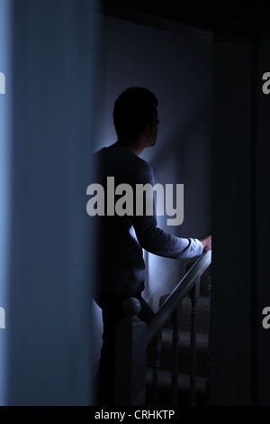 Junger Mann zu Fuß nach oben spät in die Nacht. Stockfoto