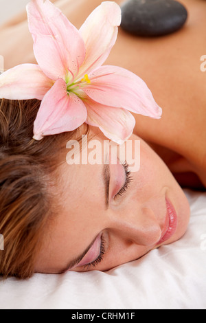 Frau Entspannung in einem Spa immer eine hot-Stone-Therapie Stockfoto