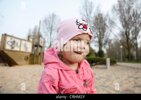 Mädchen mit Sand formt auf Kinderspielplatz Stockfoto