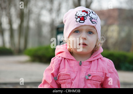 Mädchen mit Sand formt auf Kinderspielplatz Stockfoto