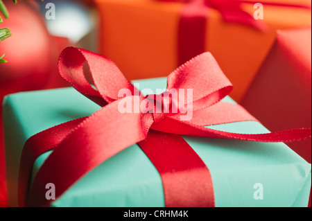 Festlich verpackte Weihnachtsgeschenk, close-up Stockfoto