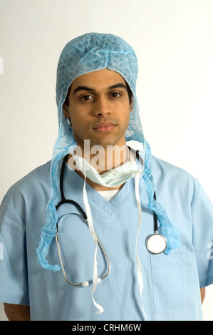 Chirurgen tragen von Schutzkleidung, einschließlich Hygiene Hat. Stockfoto