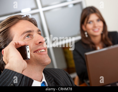 Business-Mann in einem Büro am Telefon Stockfoto