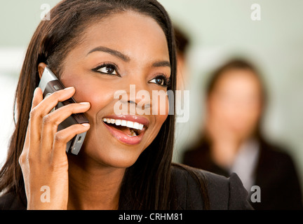 junge dunkelhäutige Frau am Handy Stockfoto