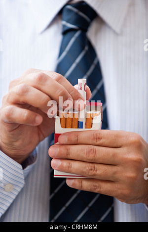 Entfernen Euro aus Zigarettenschachtel gerollt Stockfoto