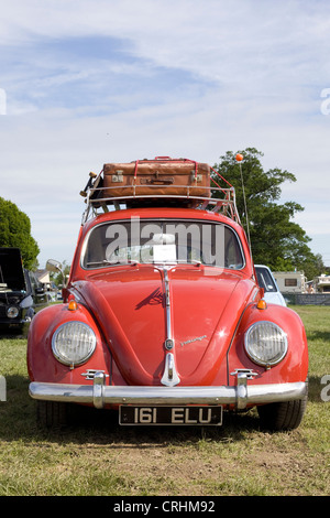 Volkswagen Käfer mit Koffer Stockfoto