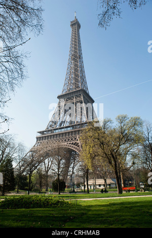 Eiffelturm angesehen vom Champ de Mars, Paris, Frankreich Stockfoto