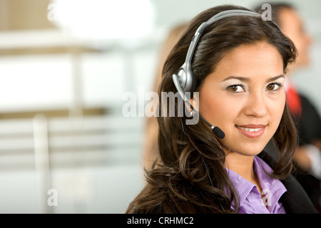 Kunden Support Operator Frau mit Kopfhörer in einem Büro Stockfoto