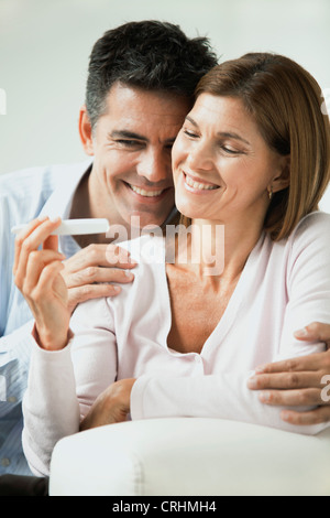 Paar mit Schwangerschaftstest Ergebnis zufrieden Stockfoto