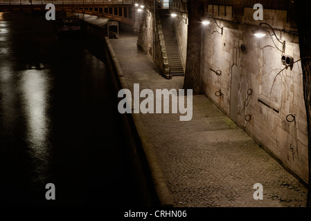 Bank der Seineufer bei Nacht, Paris, Frankreich Stockfoto