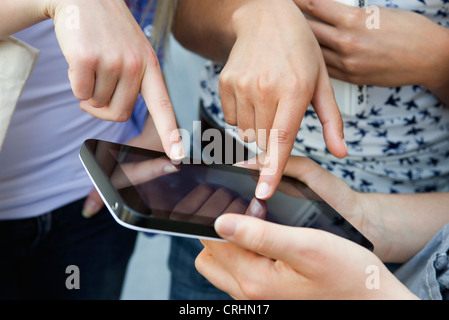 Freunde mit digital-Tablette, beschnitten Stockfoto