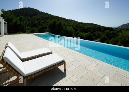 Lounge-Sessel neben Schwimmbad Stockfoto