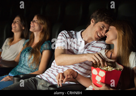 Paar sahen einander liebevoll in Kino Stockfoto