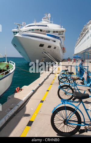 Passagier Kreuzfahrtschiff Cristal gefesselt im Kreuzfahrt-Hafen von Kusadasi-Türkei Stockfoto