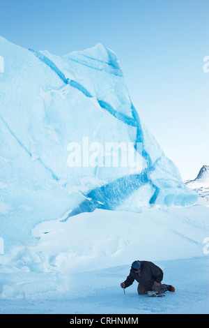 junge Inuit Kommissionierung Eis für die Trinkwassergewinnung, Grönland, Ostgroenland, Tunu, Kalaallit Nunaat, Liverpool Land, Lillefjord, Kangertivatsiakajik Stockfoto