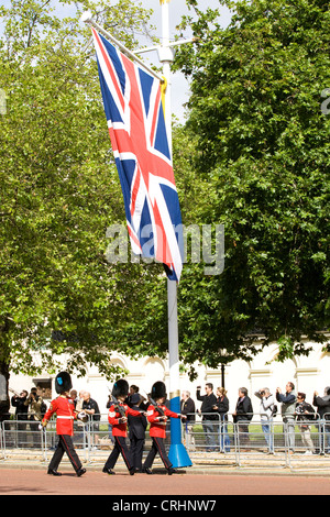 16. Juni Gardisten marschieren über die Mall für die Trooping die Farbe der Queens-Geburtstag in London Stockfoto