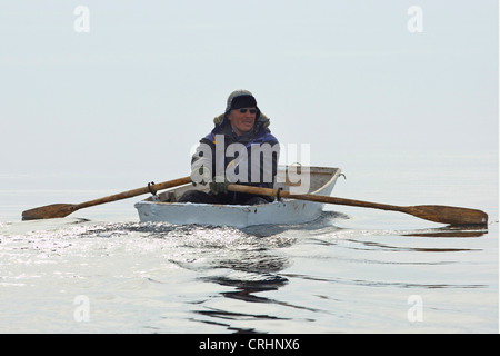 Inuit-Sealer Rudern auf ein Siegel gejagt, Grönland, Ostgroenland, Tunu, Kalaallit Nunaat, Scoresbysund, Kangertittivag, Kap Tobin, Ittoqqortoormiit Stockfoto