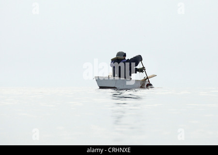 Inuit-Sealer immer ein Siegel in seinem Ruderboot, Grönland, Ostgroenland, Tunu, Kalaallit Nunaat, Scoresbysund, Kangertittivag, Kap Tobin, Ittoqqortoormiit gejagt Stockfoto