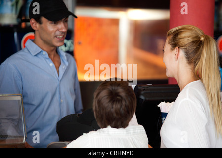 Mutter und Sohn, die Bestellung von Essen am Zähler, Rückansicht Stockfoto
