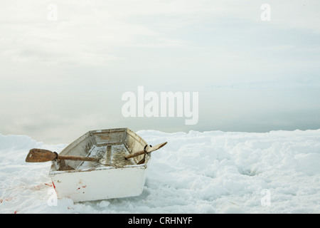 Inuit-Ruderboot liegen auf dem Eis vor offenem Wasser, Grönland, Ostgroenland, Tunu, Kalaallit Nunaat, Scoresbysund, Kangertittivag, Kap Tobin, Ittoqqortoormiit Stockfoto