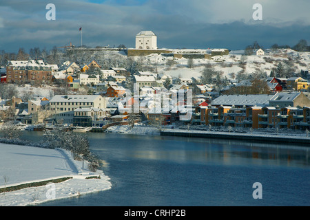 Blick über die Winter-Stadt, die Nidelva und die Burg Kristiansten, Norwegen, Troendelag, Trondheim Stockfoto