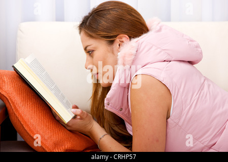 schöne Frau, ein Buch zu Hause Stockfoto