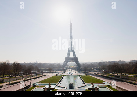 Eiffelturm angesehen vom Champ de Mars, Paris, Frankreich